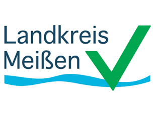 Schriftzug "Landkreis Meißen" mit blauen gewelltem Strich und grünem Haken