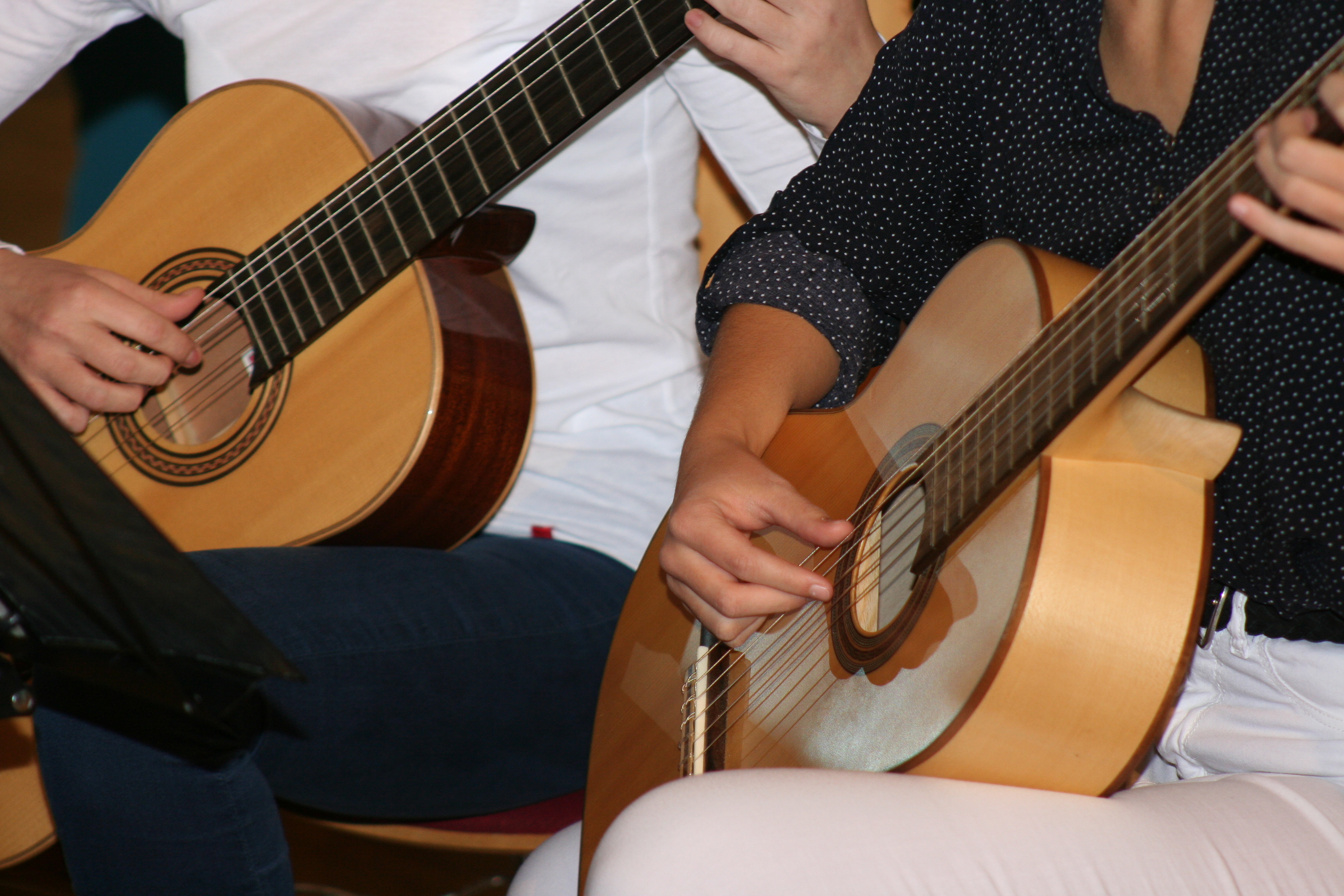 In der Musikschule - zwei Gitarristen