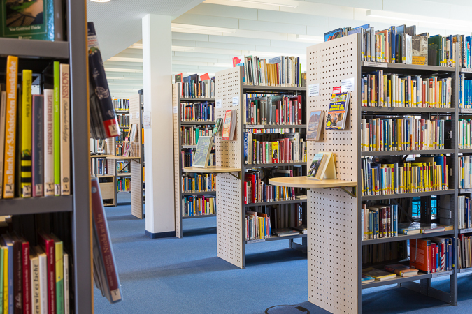 Bücherregale in der Bibliothek