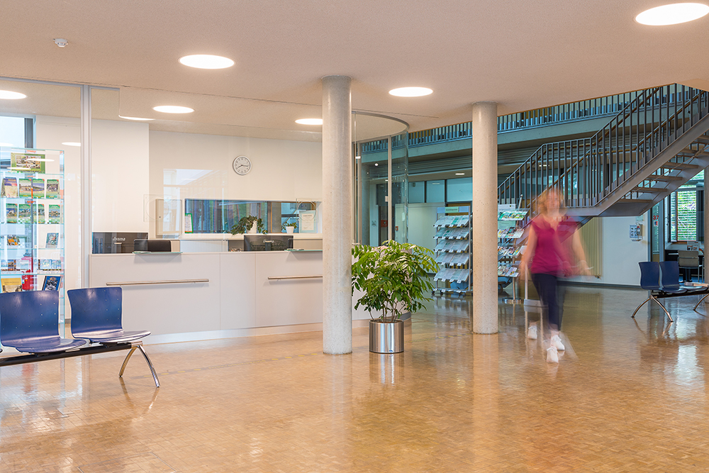 Eingangsbereich des Rathause mit Empfangstresen im Coswiger Bürgerbüro