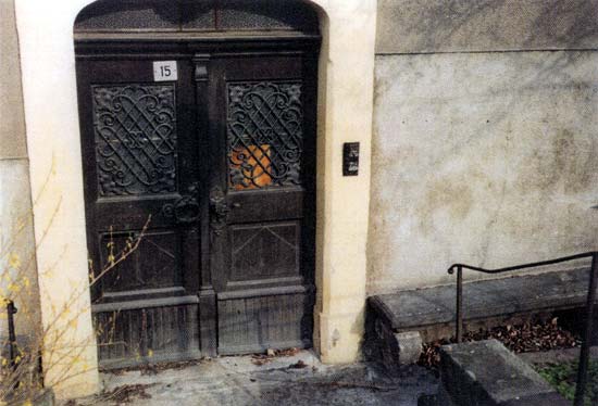Verfallendes Andenken: Eingangstür von Nackes Wohnhaus in Johannisbergstraße im Jahr  2001
