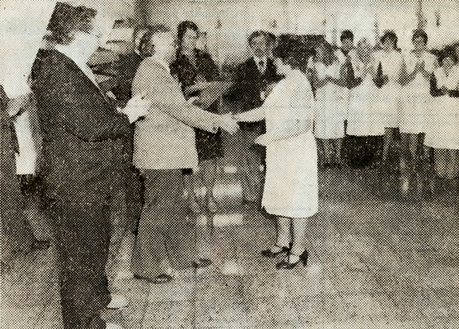 Brigade bei der Eröffnung der HO-Kaufhalle