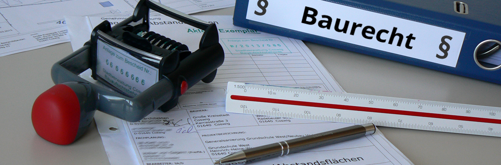 Fotomontage zum Baurecht - Ordner, Formulare, Stempel, Stift, Lineal