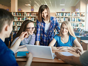 Schülergruppe am Tisch mit Laptop