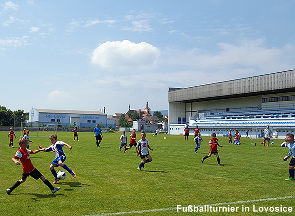 Fußballspielende Kinder im Stadion