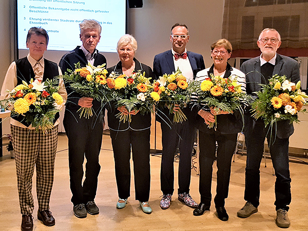 Gruppenfoto der geehrten langjährigen Stadträte mit je einem Blumenstrauß