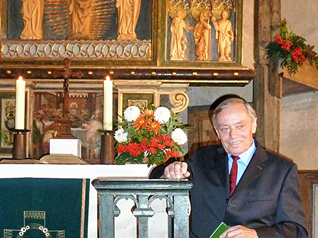 Lothar Holube steht vor dem Altar in der alten Kirche