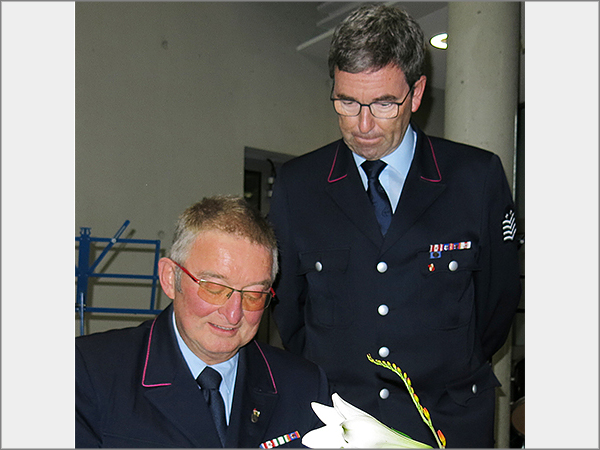 Peter Eger (sitzend) während des Eintrags ins Ehrenbuch und Calus Erb (stehend dahinter)