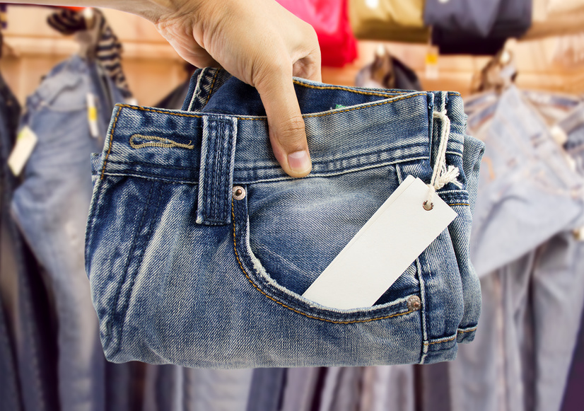 Symbolfoto Einkaufen - Hand mit Jeans